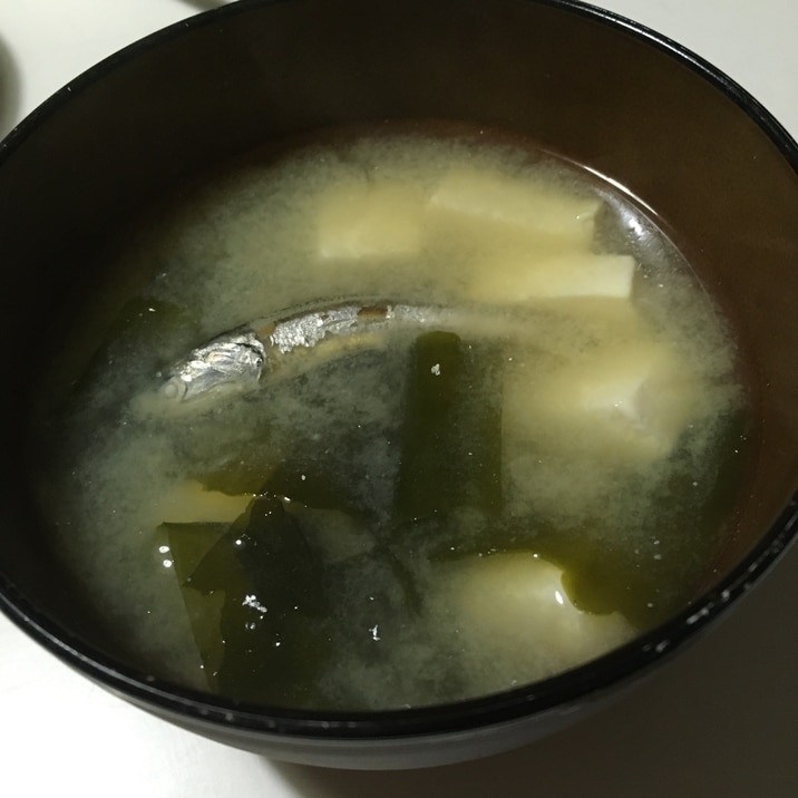 煮干し入り　豆腐とわかめの味噌汁